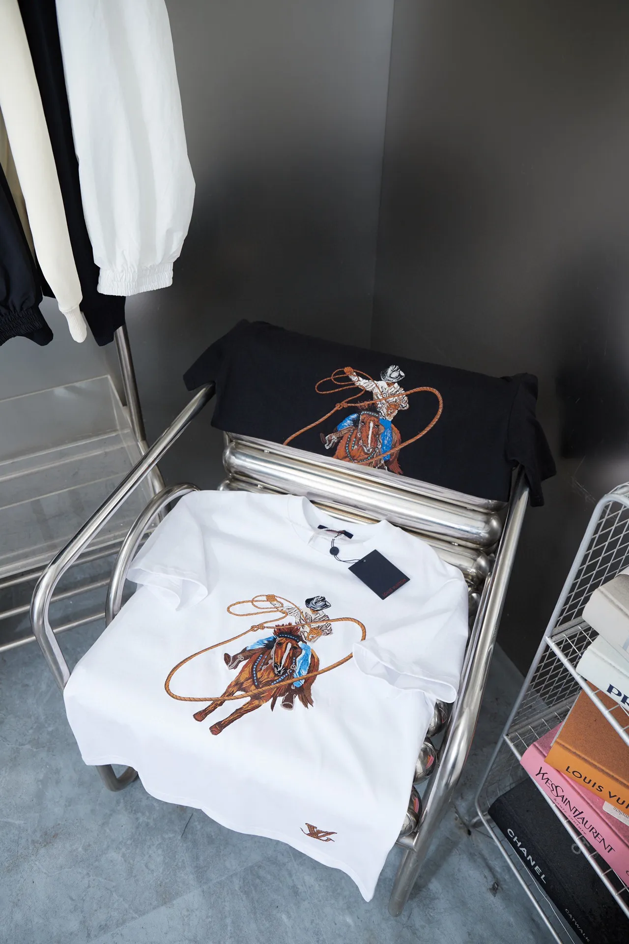 🅿️210 High quality LOUIS VUITTON/Louis Vuitton 25FW Autumn and Winter series Western denim cotton front and back embroidered short-sleeved T-shirt with twist embroidery brand logo letters on the hem, the dawn style of the 24FW fashion show. Complete with three standards, using high-weight pure cotton fabric! It feels very comfortable. The OS drop-shoulder version adopts imported Tajima machine embroidery technology. It is fashionable and personalized, and it is super versatile! The threaded neckline is not loose, the color is fixed at high temperature, and the through-shoulder strapping process is used. Unisex S M L XL